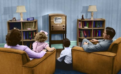 Una familia ve la televisión en los años cincuenta del pasado siglo. 