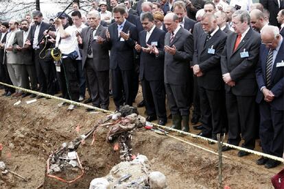 Un grupo de políticos reza por los fallecidos en la matanza de Srebrenica durante los actos de conmemoración.
