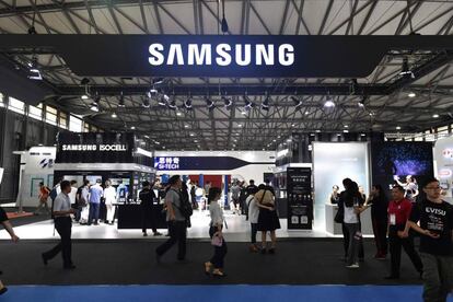 This photo taken on June 27, 2018 shows people visiting a Samsung booth during the Mobile World Conference in Shanghai. / AFP PHOTO / - / China OUT