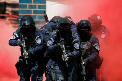 Miembros de la unidad especial de la policía de Honduras, COBRAS durante un entrenamiento ante el embajador de Estados Unidos en Tegucigalpa (Honduras).