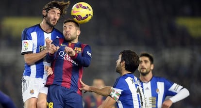 Granero y Alba luchan por un bal&oacute;n.