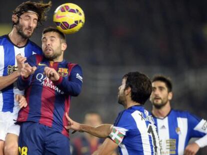 Granero y Alba luchan por un bal&oacute;n.