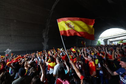 Aficionados españoles, a las afueras del estadio St. Jakob-Park de Basilea, este domingo. 