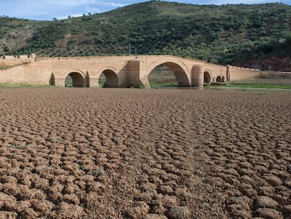 El puente renacentista de Ariza, en Jaén, emerge de las aguas en periodos de sequía.