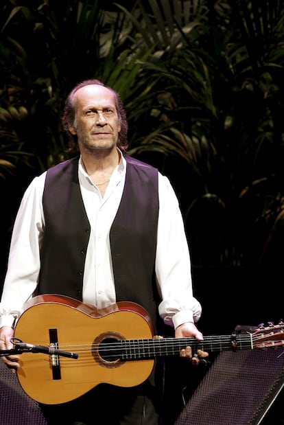 Paco de Lucía, en un momento del concierto que ofreció ayer en el Teatro Real de Madrid.