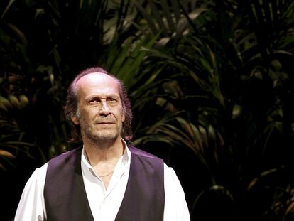 Paco de Lucía, en un momento del concierto que ofreció ayer en el Teatro Real de Madrid.