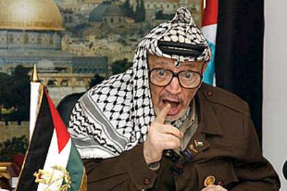 El presidente palestino, Yasir Arafat, durante su intervención de ayer en directo en la cadena Al Yazira.