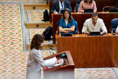 La portavoz de Más Madrid en la Asamblea, Manuela Bergerot (en el centro), escucha la intervención de la presidenta de la Comunidad de Madrid, Isabel Díaz Ayuso.