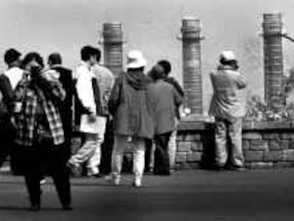 b 34032 (20/abr/00) -color- Turistas extranjeros en Barcelona. -foto: Manolo S. Urbano.