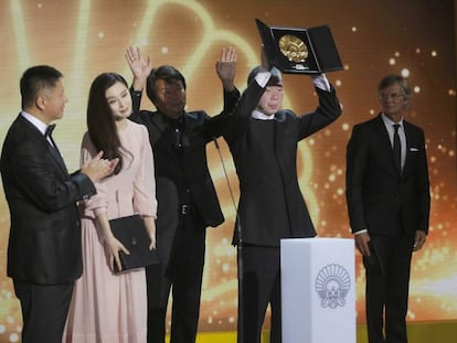 El director Xiaogang Feng alza la Concha de Oro, acompañado de su equipo, y de la actriz Fan Bingbing en San Sebastián.