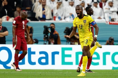 Énner Valencia celebra uno de sus goles ante Qatar en el partido inaugural del Mundial este domingo.