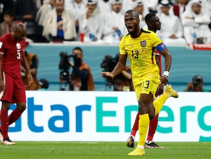 Énner Valencia celebra uno de sus goles ante Qatar en el partido inaugural del Mundial este domingo.