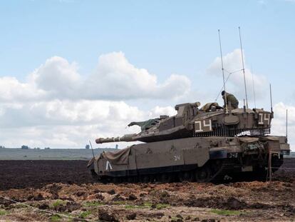 Un soldado israelí sobre un tanque en los Altos del Golán.