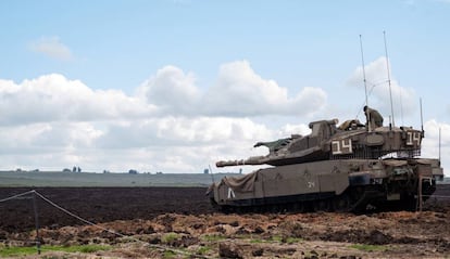 Un soldado israelí sobre un tanque en los Altos del Golán.