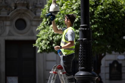Un empleado en Sevilla, en verano de 2023.