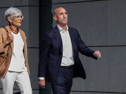 Luis Rubiales, expresidente de la Real Federación Española de Fútbol (RFEF) y su abogada, Olga Tubau, a su llegada, en octubre, a la Audiencia Nacional en Madrid.