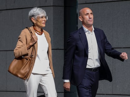 Luis Rubiales, expresidente de la Real Federación Española de Fútbol (RFEF) y su abogada, Olga Tubau, a su llegada, en octubre, a la Audiencia Nacional en Madrid.