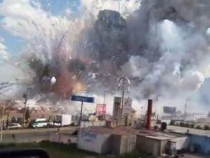 Una detonación en un mercado pirotécnico del Estado de México causa al menos 33 muertos y decenas de heridos