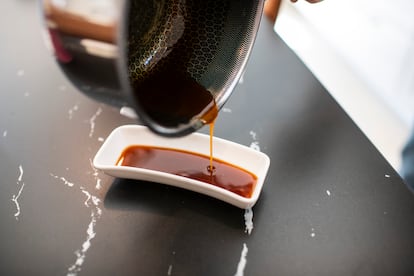 El caldo de pollo se puede reducir y convertirse en una salsa.