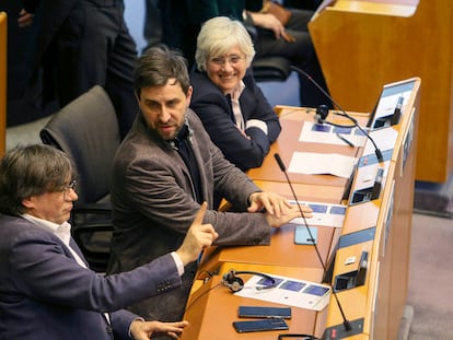 Carles Puigdemont, Toni Comín y Clara Ponsatí, el 29 de marzo en el Parlamento Europeo en Bruselas.