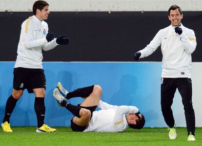 Los jugadores del Oporto James Rodriguez y Steven Defour, durante el entrenamiento del Oporto en Paris.