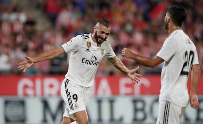 Benzema celebra su segundo gol ante Asensio.