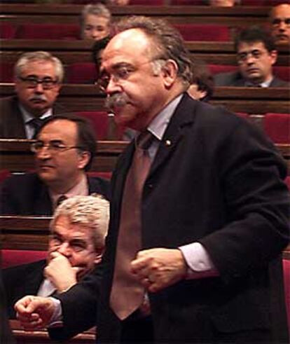 Josep Lluís Carod Rovira pasa frente a Pasqual Maragall ayer en el Parlamento catalán.