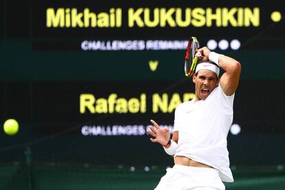 Nadal golpea con con el 'drive' durante el partido contra Kukushkin.