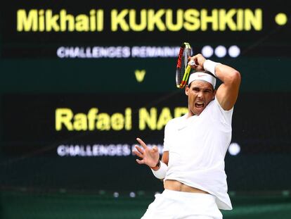 Nadal golpea con con el 'drive' durante el partido contra Kukushkin.