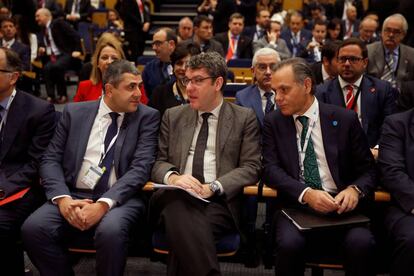 El ministro de Energ&iacute;a y Turismo, &Aacute;lvaro Nadal, con el presidente de Exceltur, Jos&eacute; Mar&iacute;a Gonz&aacute;lez y el secretario general de la OMT, Zurab Pololikashvili