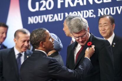 Barack Obama observa la amapola conmemorativa del armisticio de la I Guerra Mundial del primer ministro de Canadá, Stephen Harper.