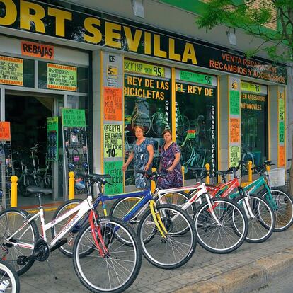 El negocio alrededor de la bicicleta ha crecido en Sevilla durante los últimos años. Sobre todo, los servicios de alquiler y empresas que organizan recorridos por la ciudad.