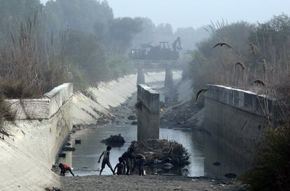 Niños se divierten en el canal Munak dañado, que abastece a tres quintas partes de agua a Nueva Delhi, en Sonipat (India).