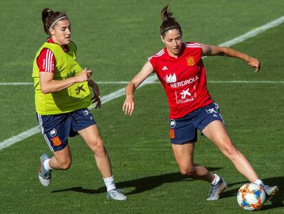 Patri Guijarro (esquerda) e Vicky Losada em um treinamento da seleção espanhola.