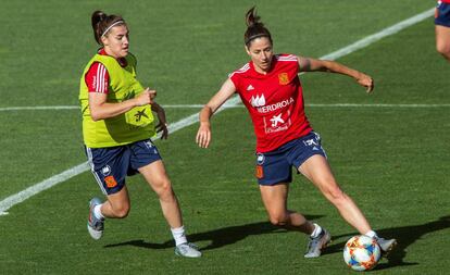 Patri Guijarro (esquerda) e Vicky Losada em um treinamento da seleção espanhola.