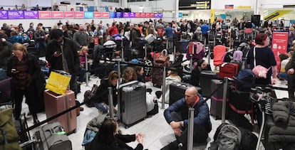 Varios pasajeros esperan en el aeropuerto de Gatwick, Londres, Reino Unido.