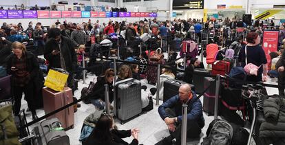 Varios pasajeros esperan en el aeropuerto de Gatwick, Londres, Reino Unido.