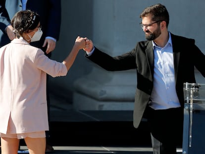 El presidente Gabriel Boric y la portavoz de Gobierno Camila Vallejo se saludan en el acto de nombramiento del Gabinete, en marzo de 2022, Santiago.