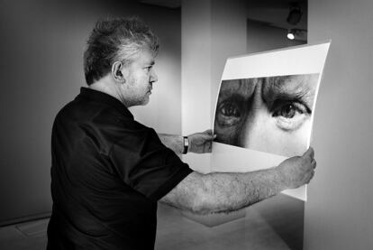 Pedro Almodóvar mira el autorretrato de Robert Mapplethorpe, realizado en 1988, que abrirá la exposición del fotógrafo.