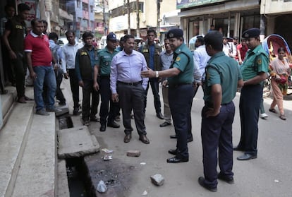 Agentes de policía de Bangladesh, durante la inspección de la zona donde fue atacado Nazimuddin Samad.