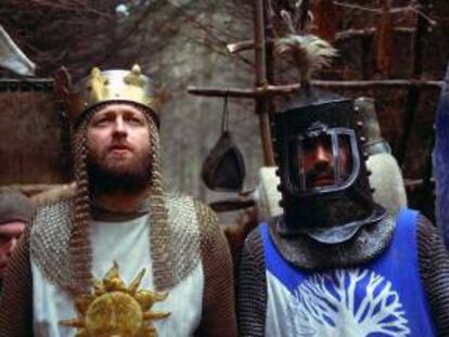 Fotograma dels cavallers de la taula quadrada dels Monty Python.