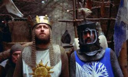 Fotograma dels cavallers de la taula quadrada dels Monty Python.