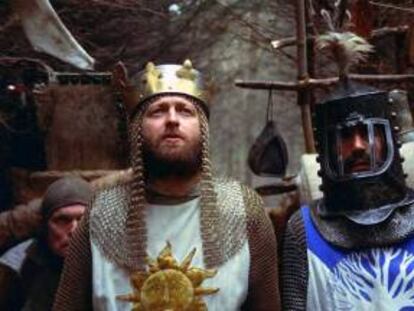 Fotograma dels cavallers de la taula quadrada dels Monty Python.