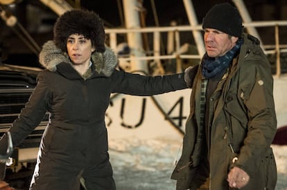 Sofie Gr&aring;b&oslash;l y Dennis Quaid, en la serie.