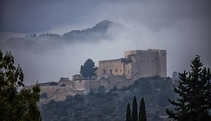 El massís, contundent i poderós, del castell templer de Miravet.