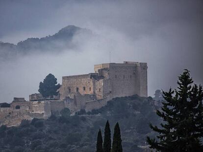 El massís, contundent i poderós, del castell templer de Miravet.