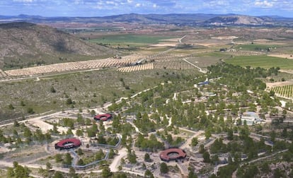 Panorámica de la zona de grandes felinos de APP Primadomus en Villena, Alicante.