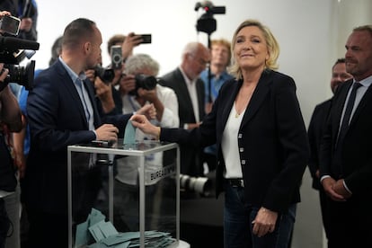 La líder de Reagrupamiento Nacional (RN), Marine Le Pen, vota este domingo en Henin-Beaumont, al norte de Francia.