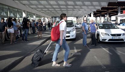 Una viajera abandona la estación de Atocha de Madrid.