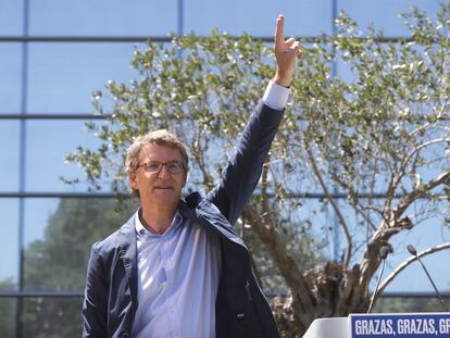 Alberto Núñez Feijóo saluda durante la reunión de la Junta Directiva del Partido Popular de Galicia, ayer tras ganar su cuarta mayoría absoluta.